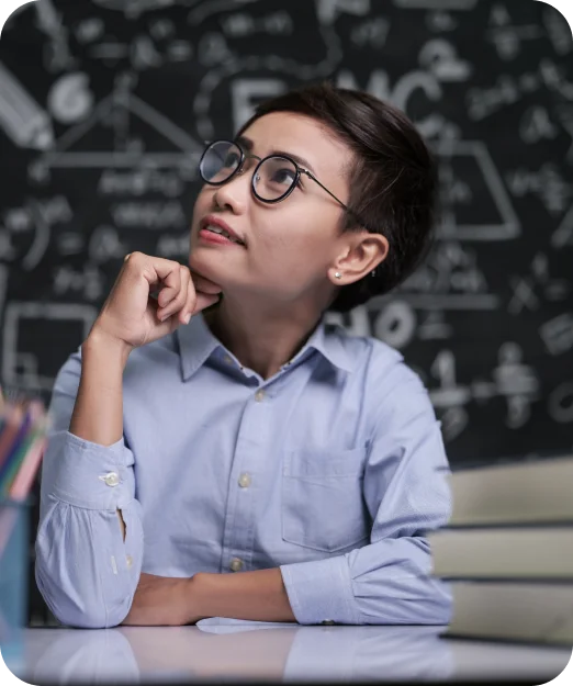 Uma fotografia de uma professora de óculos pensando no que vai fazer futuramente