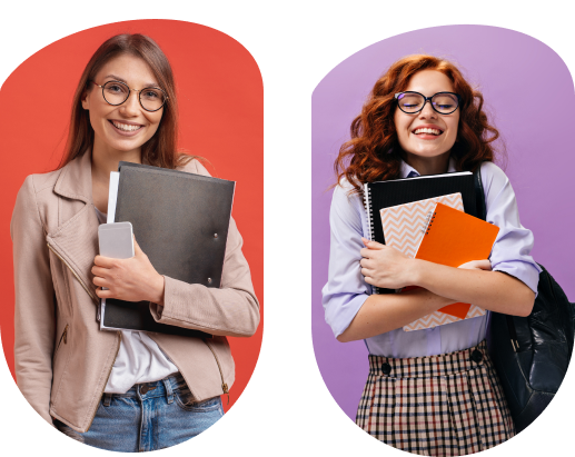 Duas mulheres profissionais sorridente, cada uma segurando seu caderno de anotações e agenda